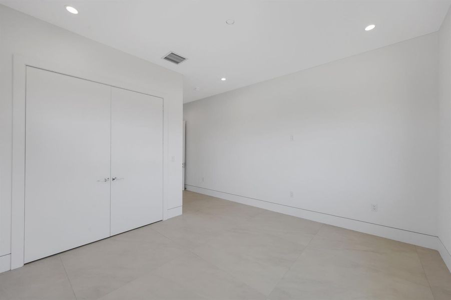 2612 Northeast 4th St - 54.jpg-FULL
