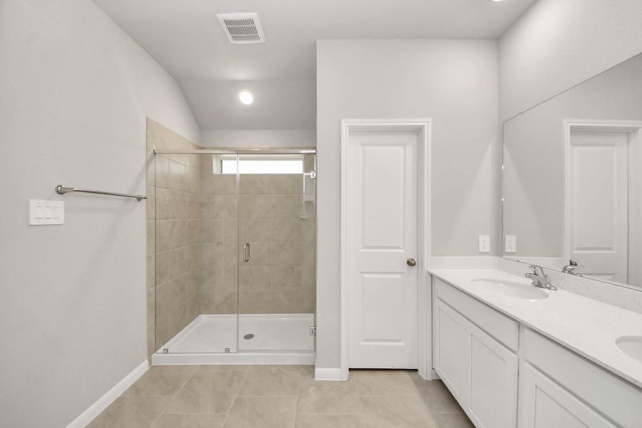 Furnished interior view inside a new home in Montgomery Ridge: Landmark Collection, Montgomery (Image 30).
