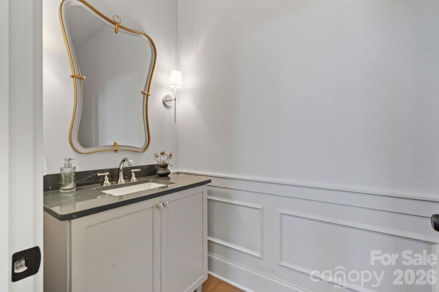 Main level 1/2 bathroom