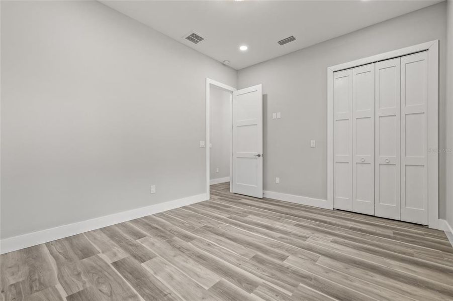 Spacious, unfurnished interior of a new home in , Tampa (Image 30).