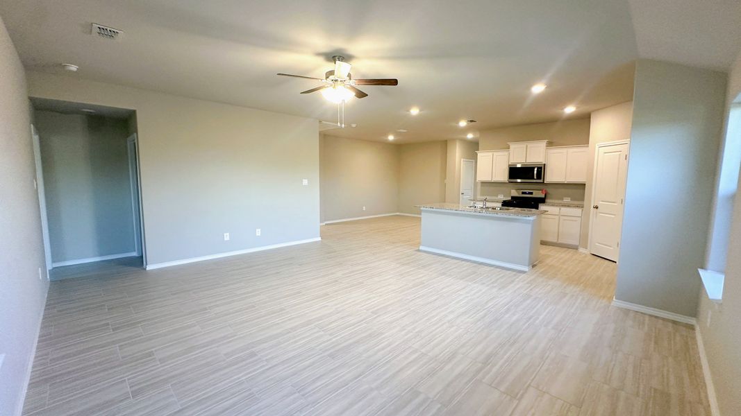 Spacious, unfurnished interior of a new home in Sunnycreek, Fort Worth (Image 10).