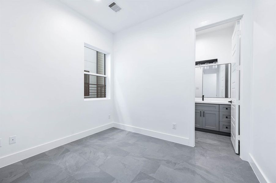 Spacious, unfurnished interior of a new home in , Houston (Image 9).