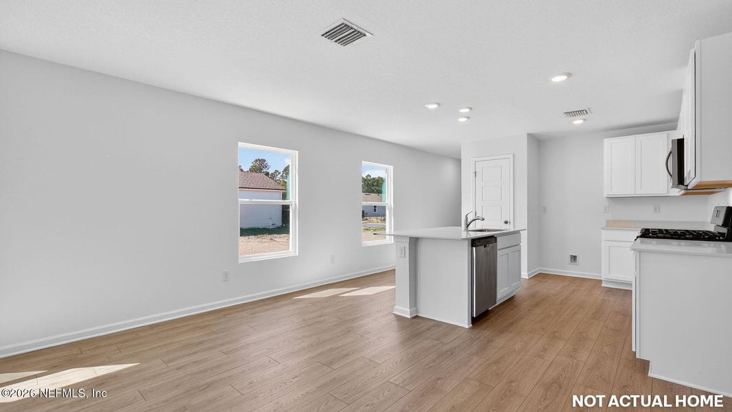 Spacious, unfurnished interior of a new home in Copes Landing, Jacksonville (Image 22).