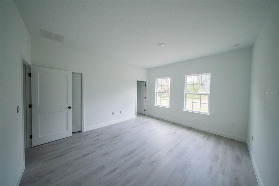 Spacious, unfurnished interior of a new home in , Ocala (Image 20).