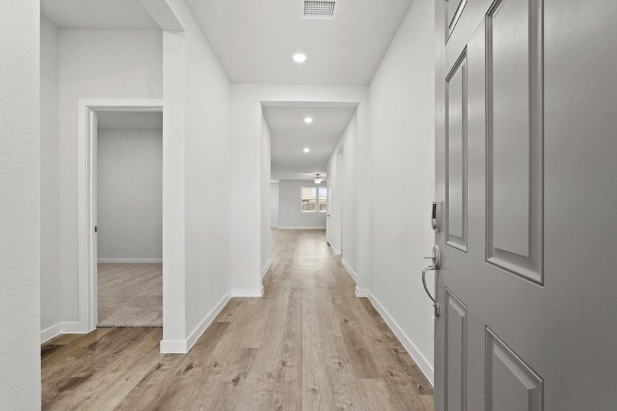 Spacious, unfurnished interior of a new home in Lago Mar, Texas City (Image 22).