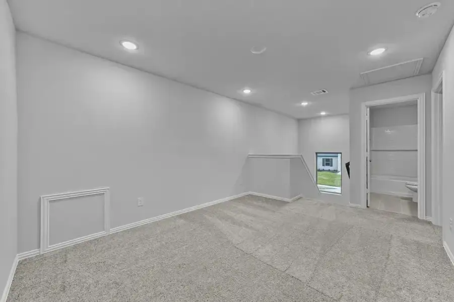 Spacious, unfurnished interior of a new home in Rolling Ridge, Van Alstyne (Image 21).
