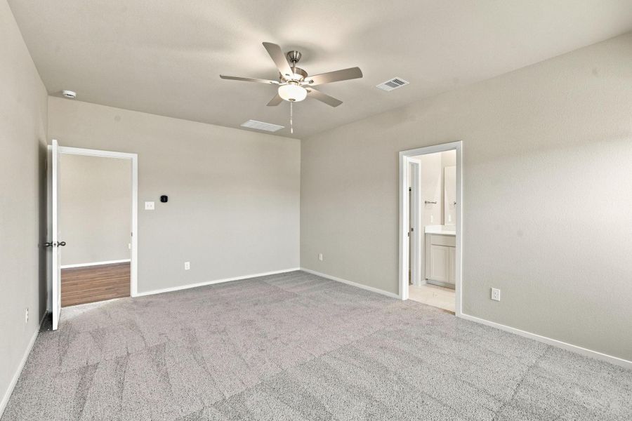 Spacious, unfurnished interior of a new home in Laurel Landing, Alvin (Image 14).