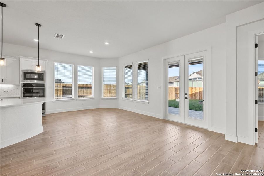 Spacious, unfurnished interior of a new home in Village at Three Oaks, Seguin (Image 15).