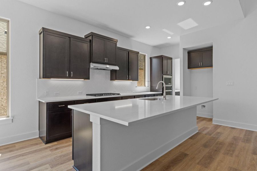 Large Center Island in Kitchen