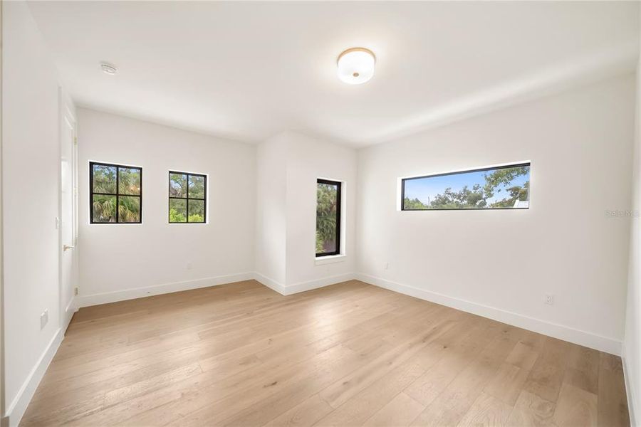 Spacious, unfurnished interior of a new home in , Sarasota (Image 78).