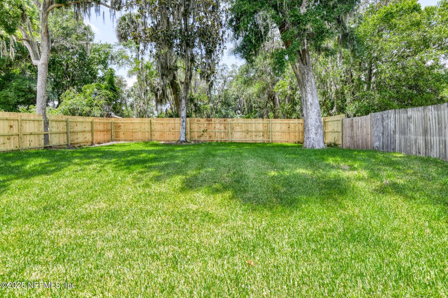 Exterior details and patio area of a home in , Palatka (Image 17).