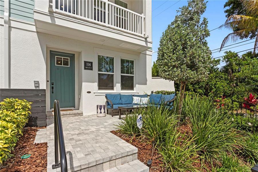 Exterior details and patio area of a home in , St. Petersburg (Image 3).