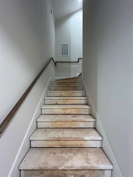 Spacious stairs towards the secondary bedrooms Spacious stairs towards the secondary bedrooms