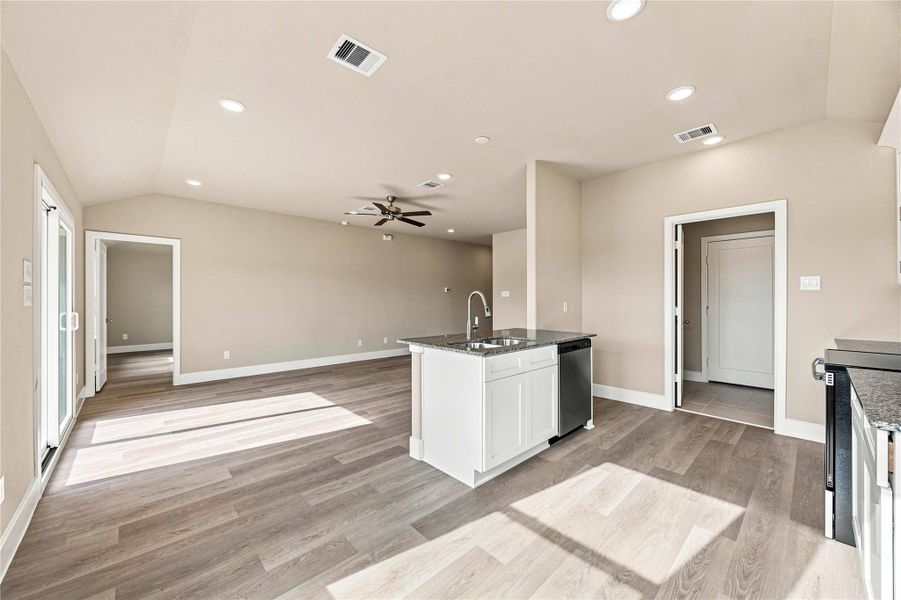 Spacious, unfurnished interior of a new home in Crockett Meadows, Conroe (Image 13).