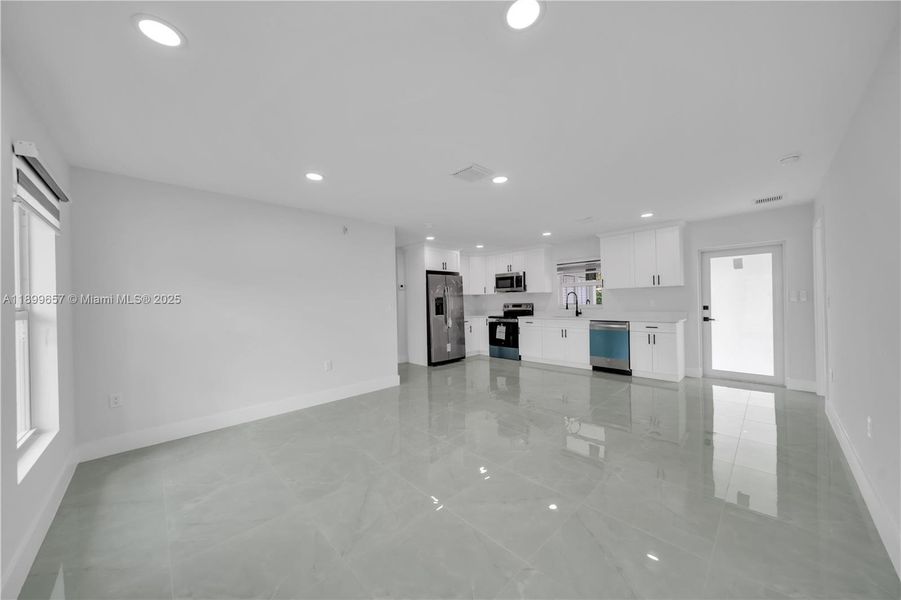 Spacious, unfurnished interior of a new home in , Lehigh Acres (Image 17).