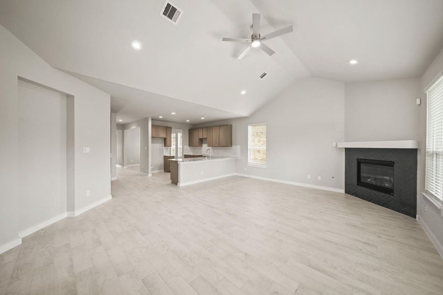 Spacious, unfurnished interior of a new home in Grand Oaks – The Cove, Houston (Image 11). Spacious, unfurnished interior of a new home in Grand Oaks – The Cove, Houston (Image 11).