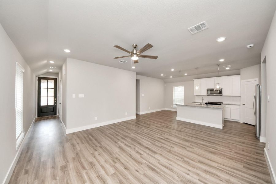 Spacious, unfurnished interior of a new home in Sorella: Signature Collection, Tomball (Image 30).