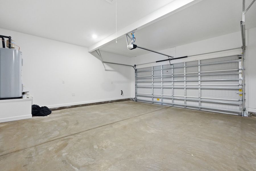 Spacious, unfurnished interior of a new home in Barton's Bend, Crestview (Image 40).