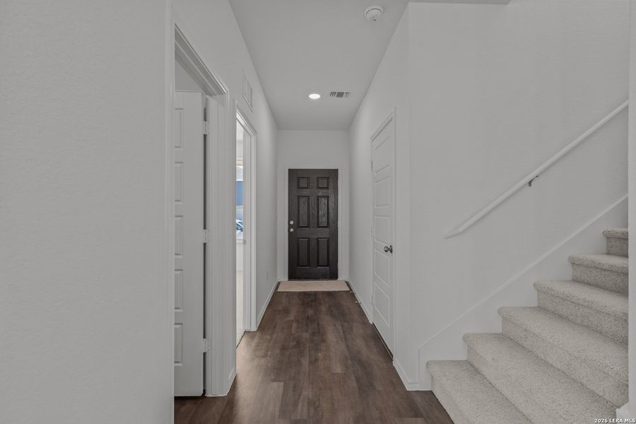 Spacious, unfurnished interior of a new home in Davis Ranch, San Antonio (Image 31).