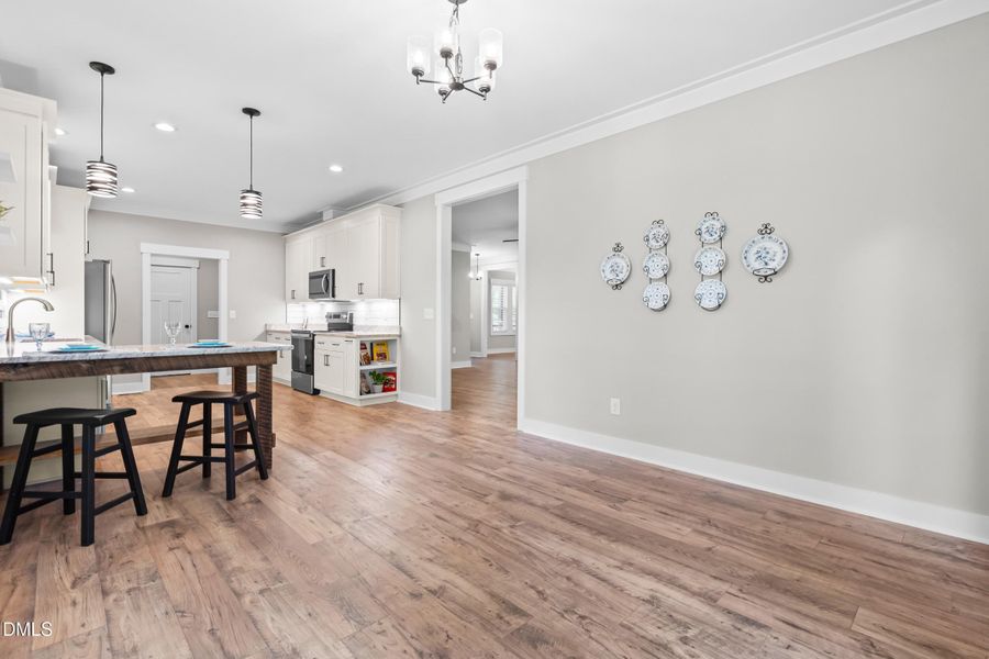 KITCHEN/DINING