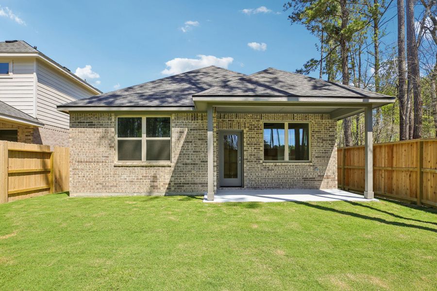 Exterior details and patio area of a home in Evergreen 40', Conroe (Image 20).