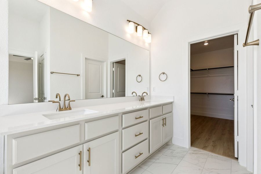 Representative furnished interior of a home built from the Halsted by Centre Living Homes in Lakeway Estates, Waxahachie (Image 16).