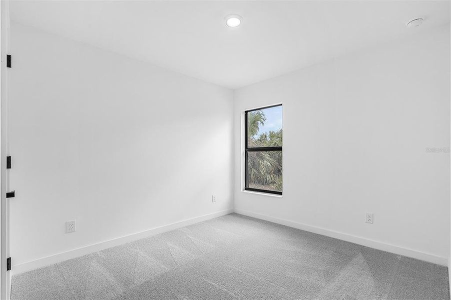 Spacious, unfurnished interior of a new home in Port Charlotte, North Port (Image 9).