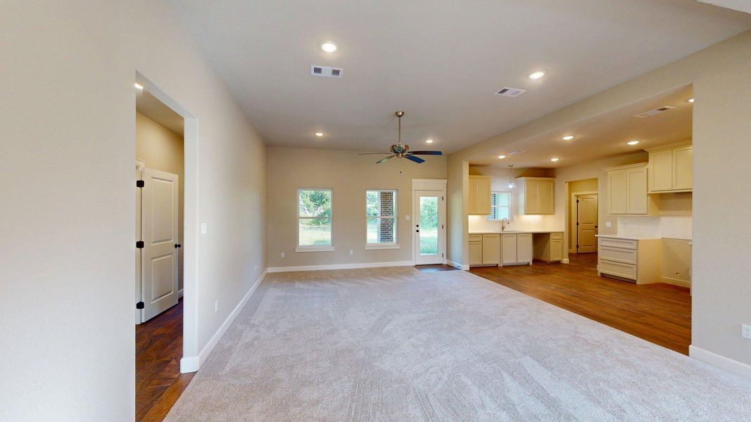 Spacious, unfurnished interior of a new home in , Lake Jackson (Image 35).