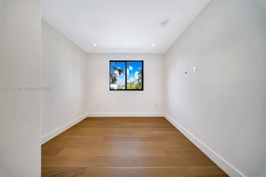 Spacious, unfurnished interior of a new home in , Miami (Image 43).