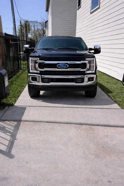 End unit with extra yard, which can be converted to parking even for an oversized vehicle End unit with extra yard, which can be converted to parking even for an oversized vehicle