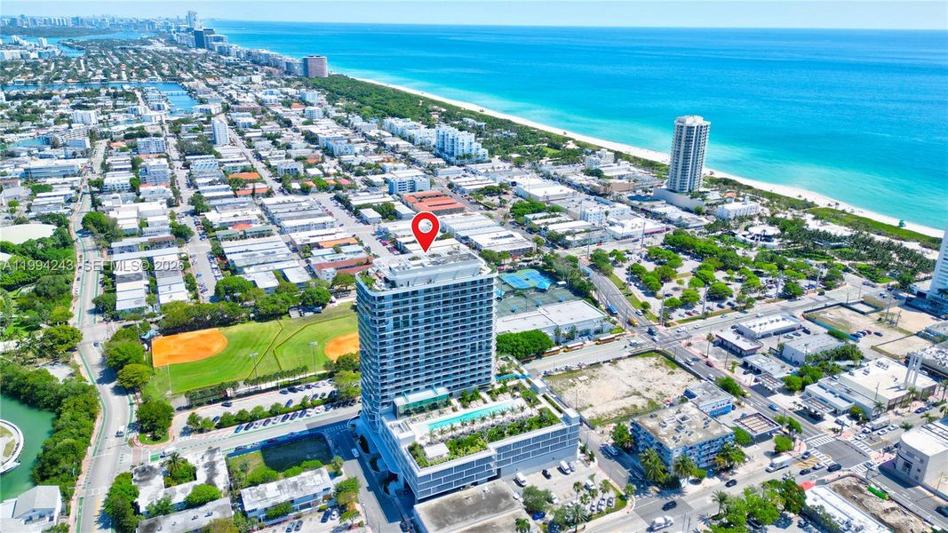 Condo located in Miami Beach, FL showcasing its design and architecture (Image 15).