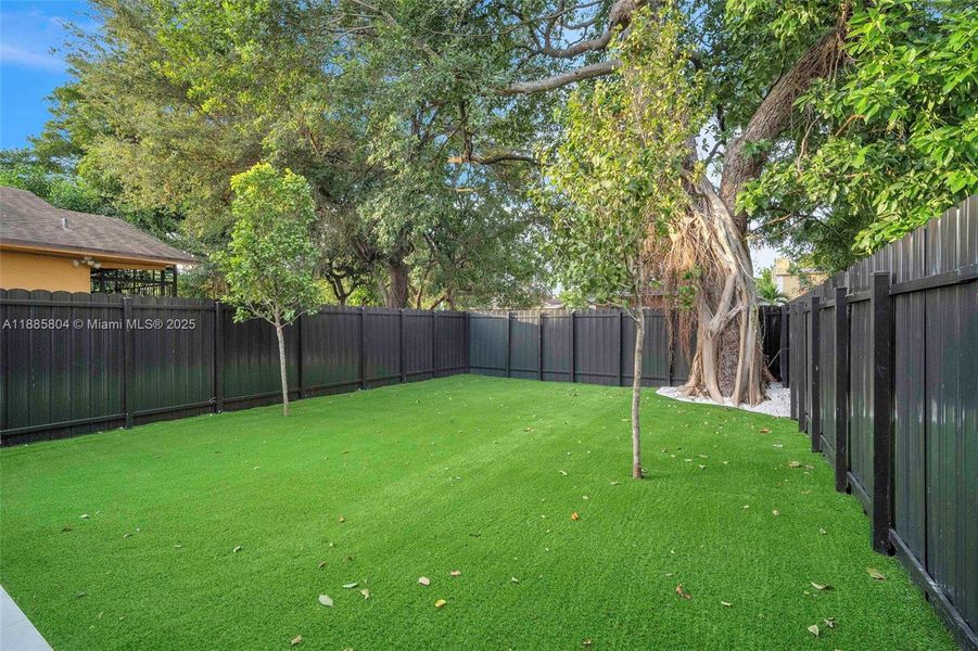 Exterior details and patio area of a home in , Miami (Image 41).