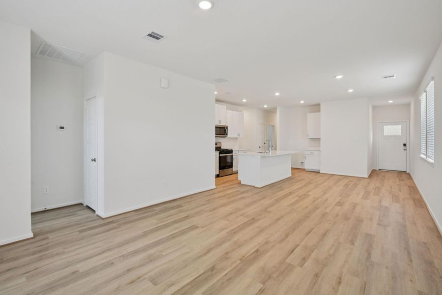 Spacious, unfurnished interior of a new home in Sundance Cove - Traditional Series, Crosby (Image 24).