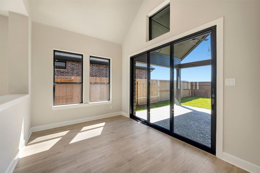 Spacious, unfurnished interior of a new home in Sienna - Grove Collection, Missouri City (Image 12).