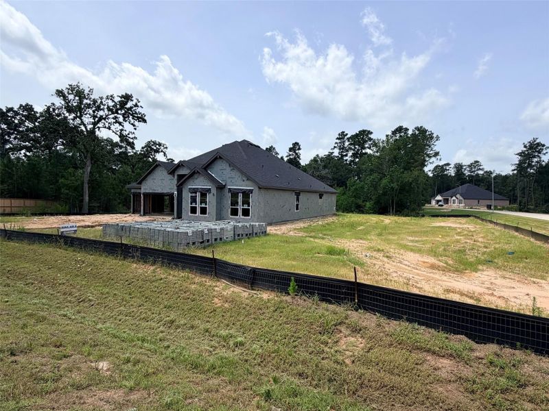 Exterior details and patio area of a home in Butlers Bend Estates, Pinehurst (Image 3).