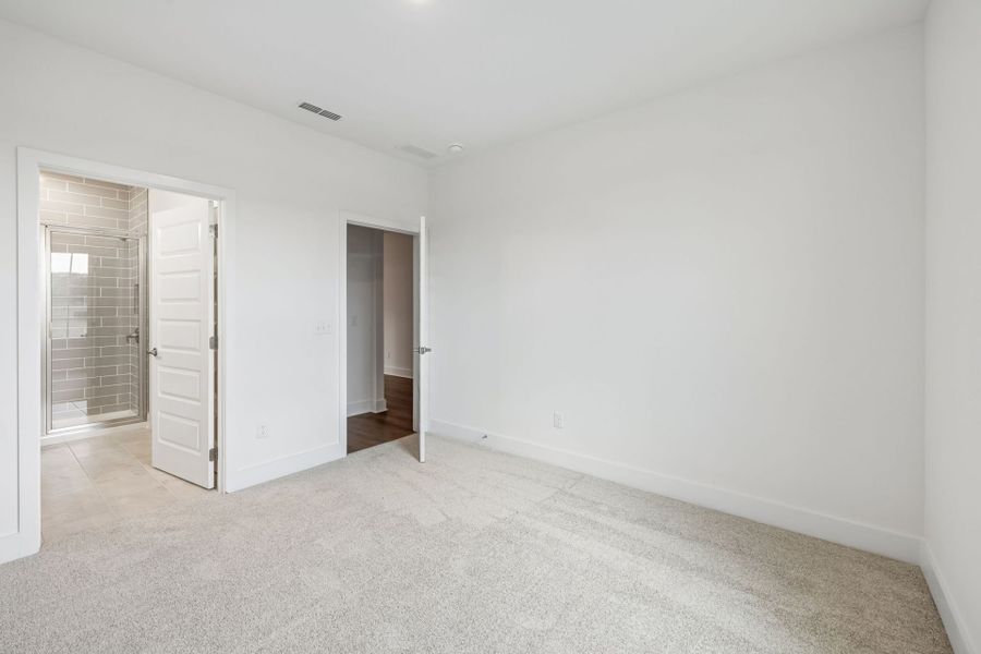 Spacious, unfurnished interior of a new home in Del Webb Barton Village, Lebanon (Image 27).