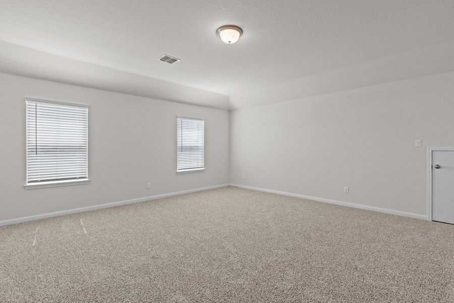 Spacious, unfurnished interior of a new home in Veranda: Classic, San Antonio (Image 11).