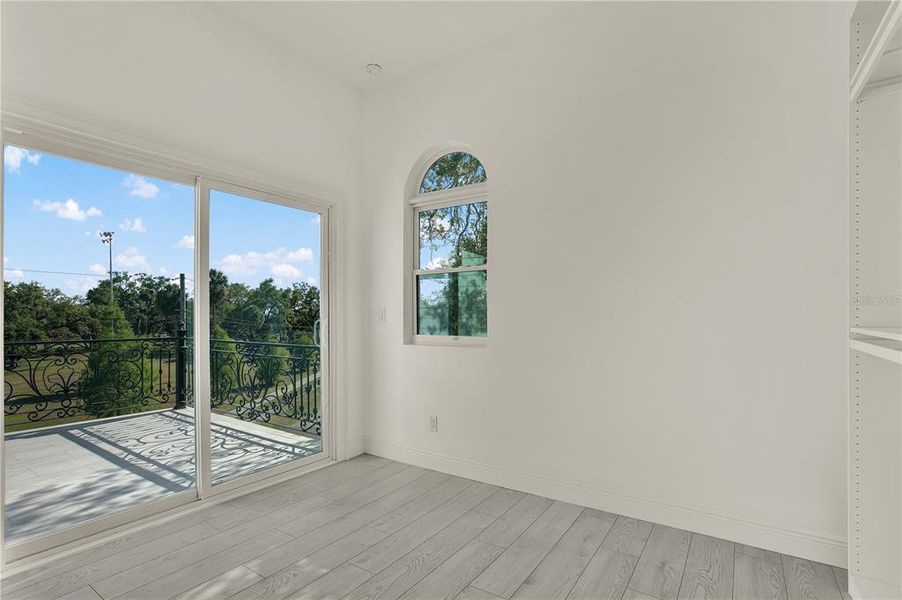Spacious, unfurnished interior of a new home in , Tampa (Image 13).