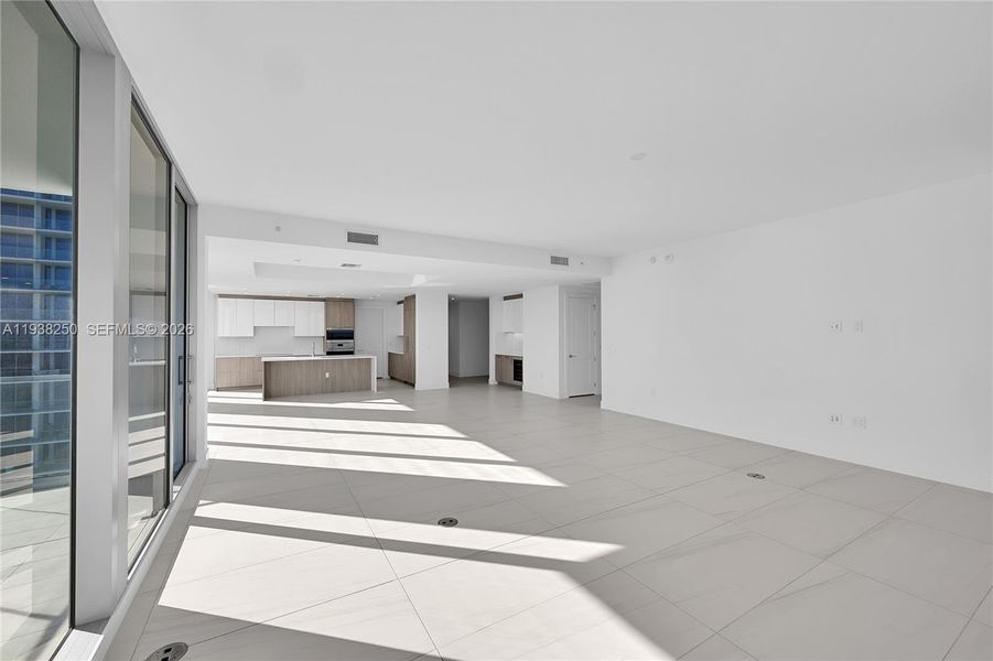 Spacious, unfurnished interior of a new home in , Fort Lauderdale (Image 25).