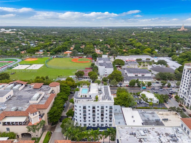 Condo located in Coral Gables, FL showcasing its design and architecture (Image 4).