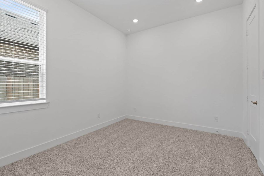Spacious, unfurnished interior of a new home in Wood Leaf Reserve, Tomball (Image 33).