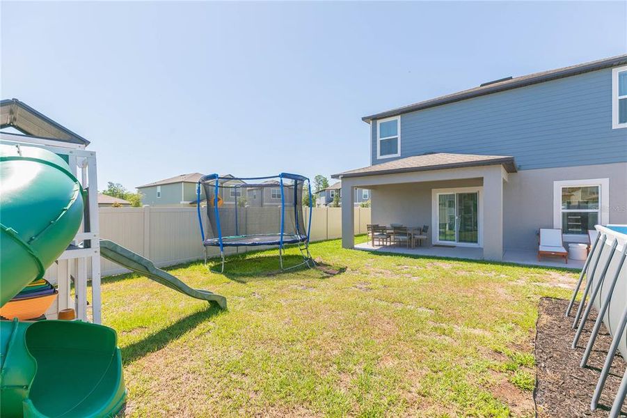 Exterior details and patio area of a home in Angeline, Land O' Lakes (Image 30).