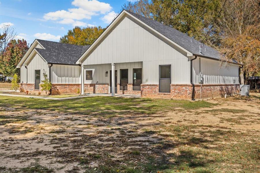 Exterior details and patio area of a home in , Mount Vernon (Image 26).