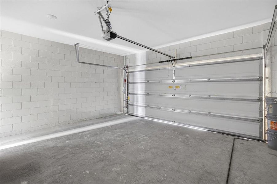 Spacious, unfurnished interior of a new home in , Port Charlotte (Image 15).