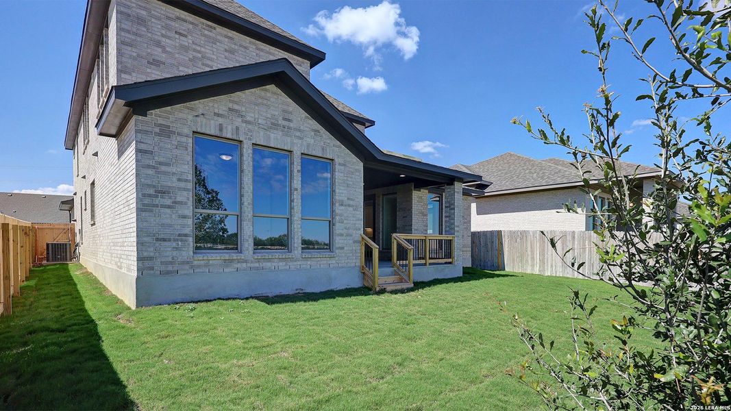 Exterior details and patio area of a home in Haby Hill, San Antonio (Image 23).