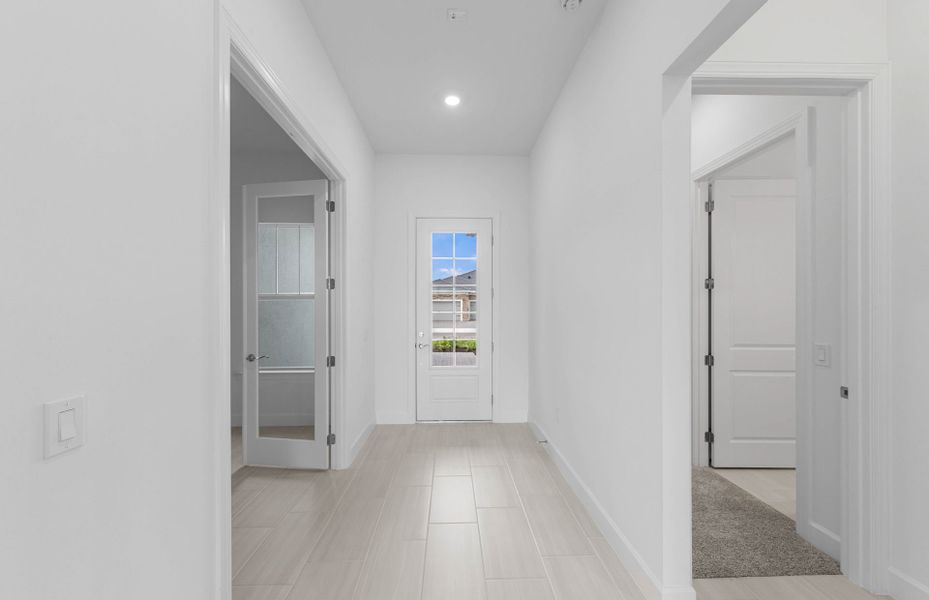 Spacious, unfurnished interior of a new home in TerraWalk at Babcock Ranch, Alva (Image 10).