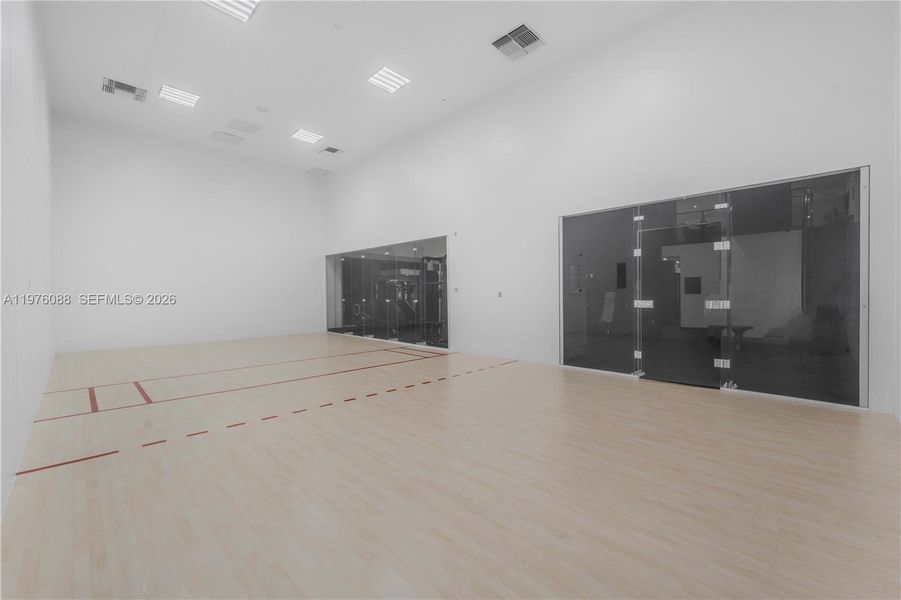 Spacious, unfurnished interior of a new home in , Miami (Image 24).