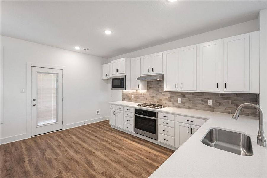 Kitchen with tile backsplash