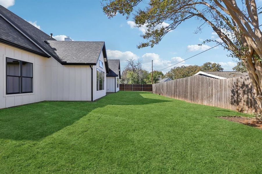 Exterior details and patio area of a home in , Grapevine (Image 23).