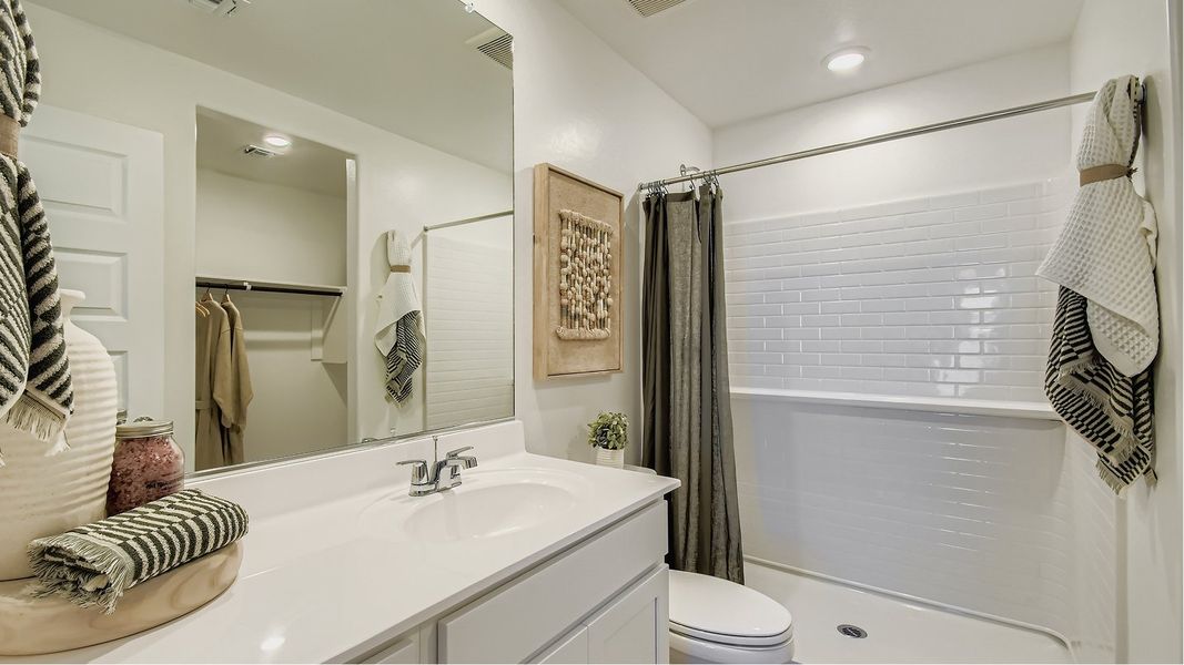 2569 Lilac Owners Bath 1of2 F1 Base2